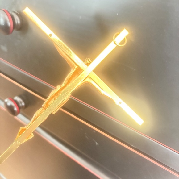 Beautiful crucifix, metal (brass?) ready to hang, vintage; in original box; USA - Picture 3 of 6